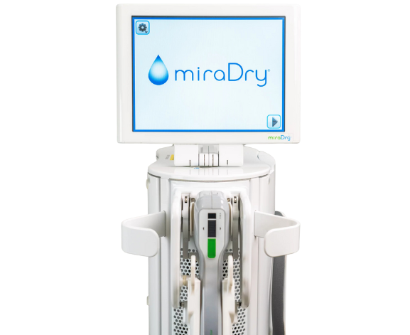 miraDry Gerät bestehend aus einen Display auf einem fest eingebauten Bildschirm und einen weißen Gerätekörper mit Ultraschall-"Kopf" eingehängt im Gerät.